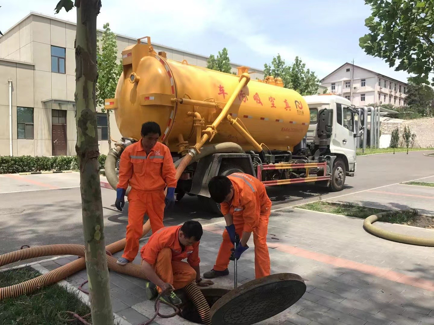 盐亭管道疏通车停在窨井附近