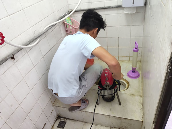 盐亭管道堵塞冒臭气 专业师傅现场解决问题