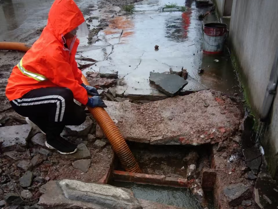 盐亭专业清理污水池 炜誉市政以规范流程守护城市 “肠道”